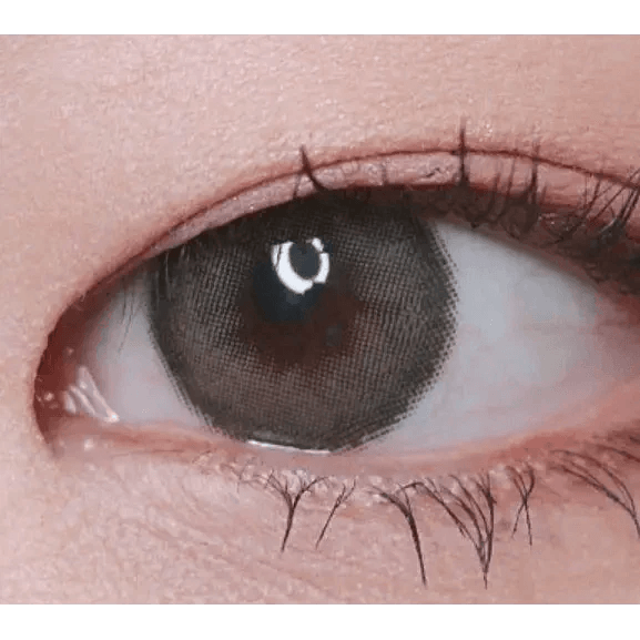 LensTown Romantea Rose Nude Brown Toric — single-eye close-up showing the contact lens appearance