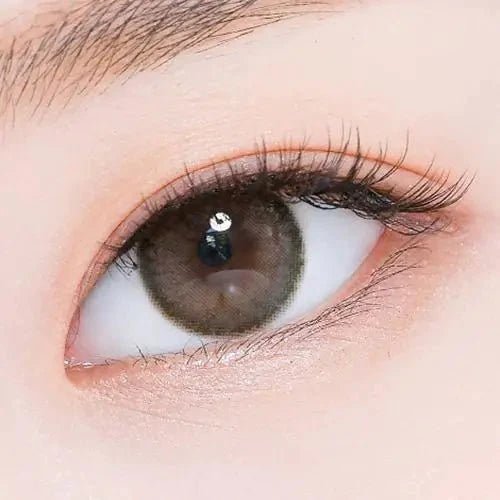 LensTown Romantea Rose Nude Brown Toric — single-eye close-up showing the contact lens appearance