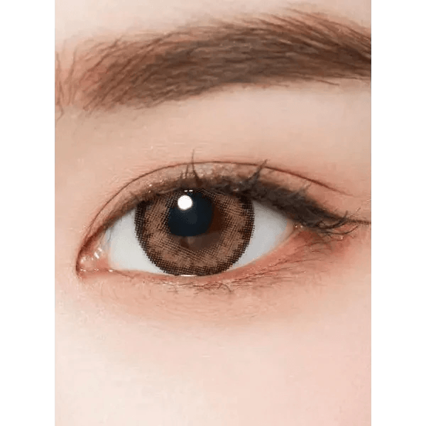 LensTown Romantea Tokyo Grande Peach Brown — single-eye close-up showing the contact lens appearance