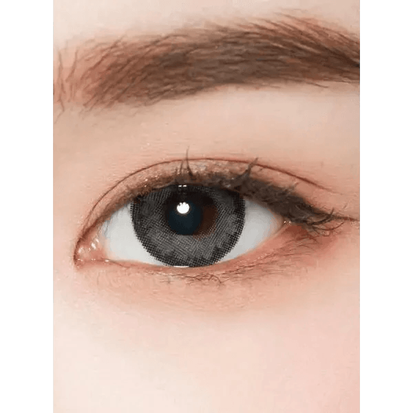 LensTown Romantea Tokyo Grande Warm Gray — single-eye close-up showing the contact lens appearance