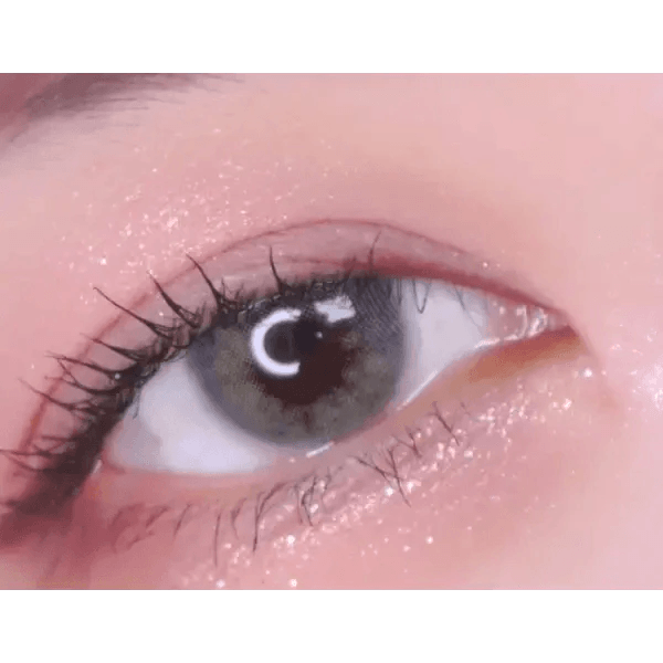 LensTown Romantea Venice Gray — single-eye close-up showing the contact lens appearance