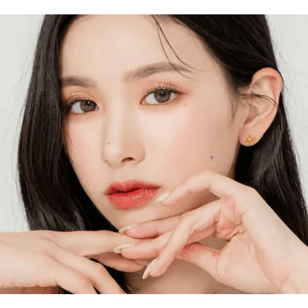 LensRang Romantic Brown — model portrait showing the contact lens look