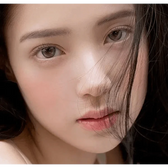 i-DOL Canna Roze Nude Brown 1Day (10p) — model portrait showing the contact lens look