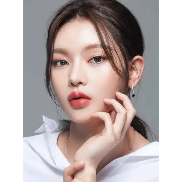 LensTown It's Water Gray (10p) — model portrait showing the contact lens look