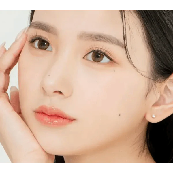 LensRang Snug Brown — model portrait showing the contact lens look