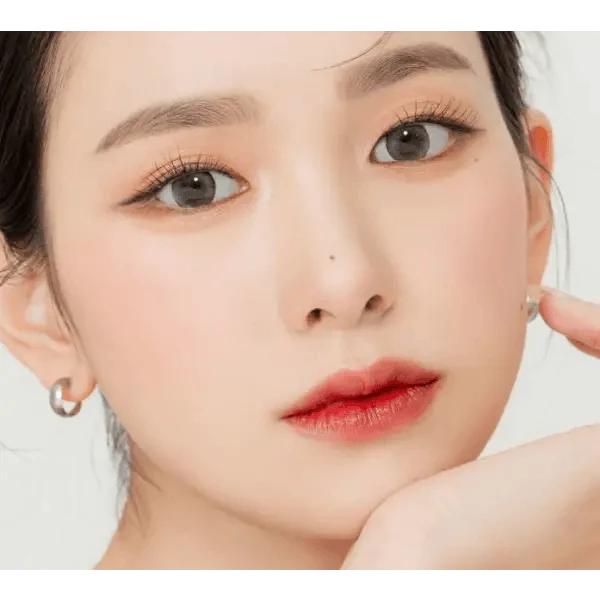 LensRang Snug Gray — model portrait showing the contact lens look