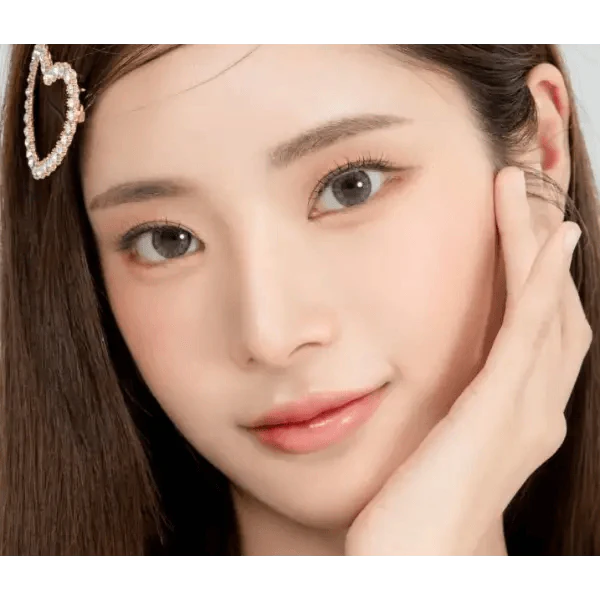 LensRang Stunning Gray — model portrait showing the contact lens look