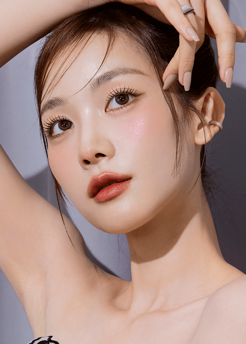 Clalen Halo Brown for Astigmatism Daily 12.7mm — model portrait showing the contact lens look