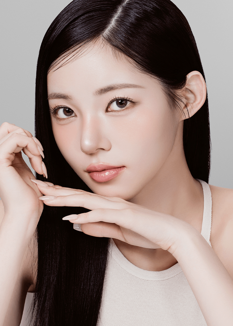 Clalen Halo Gray for Astigmatism Daily 12.8mm — model portrait showing the contact lens look