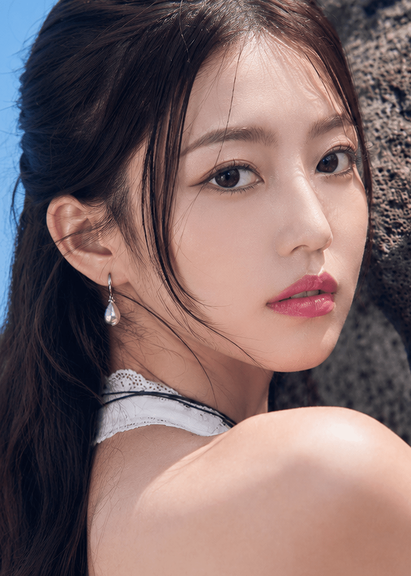 Clalen Iris MIZONG Black Daily 13.8mm — model portrait showing the contact lens look