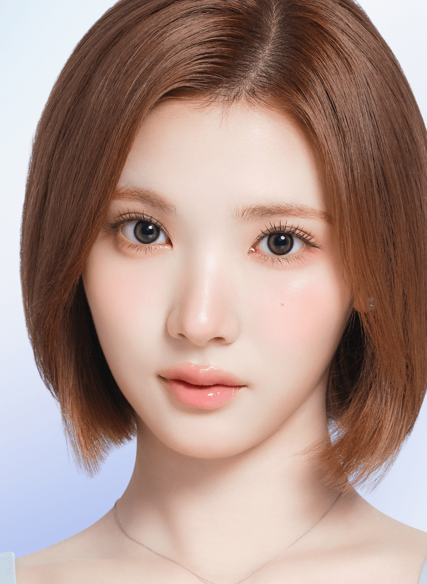 Clalen O2O2 Airy Olive Monthly 13.0mm — model portrait showing the contact lens look