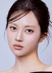 Clalen O2O2 Ash Gray Daily 12.9mm — model portrait showing the contact lens look