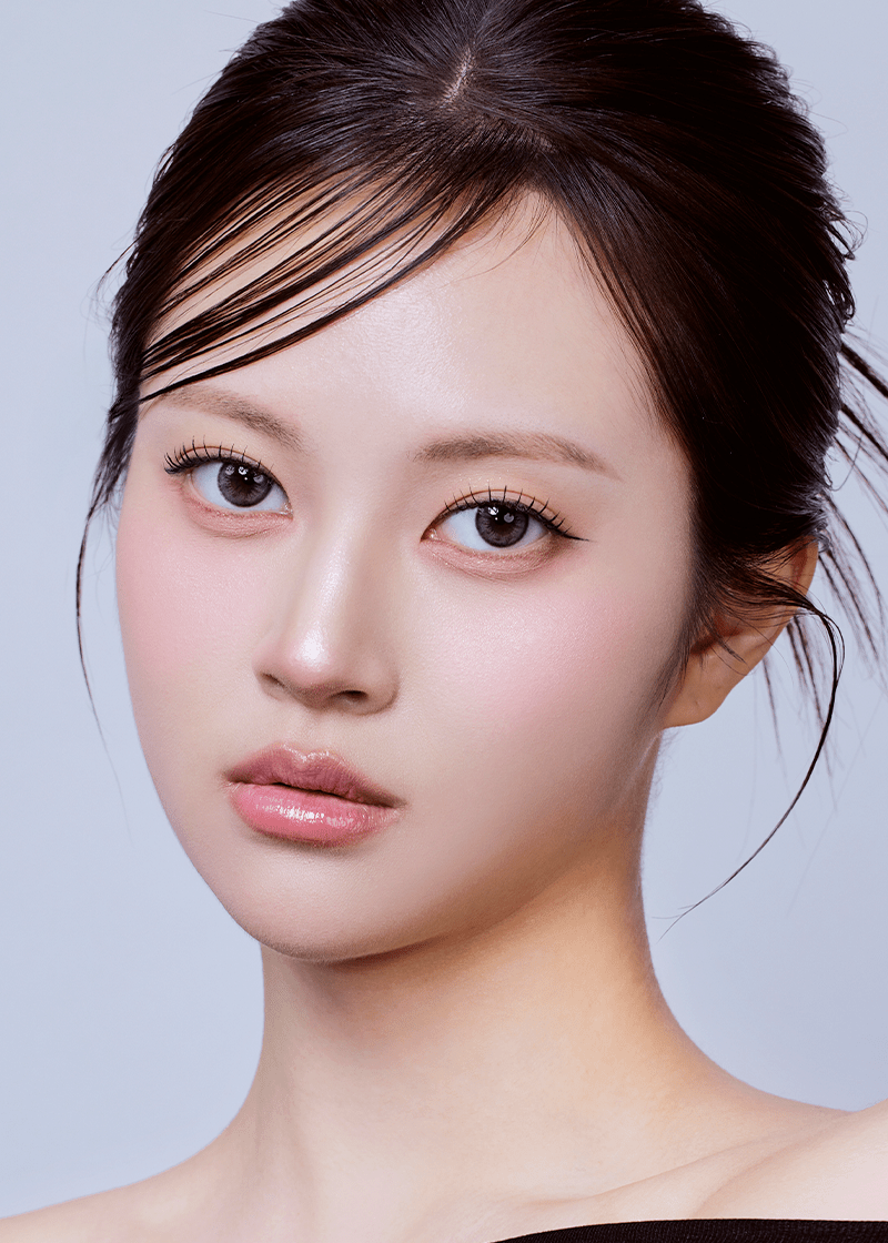 Clalen O2O2 Ash Gray Daily 12.9mm — model portrait showing the contact lens look