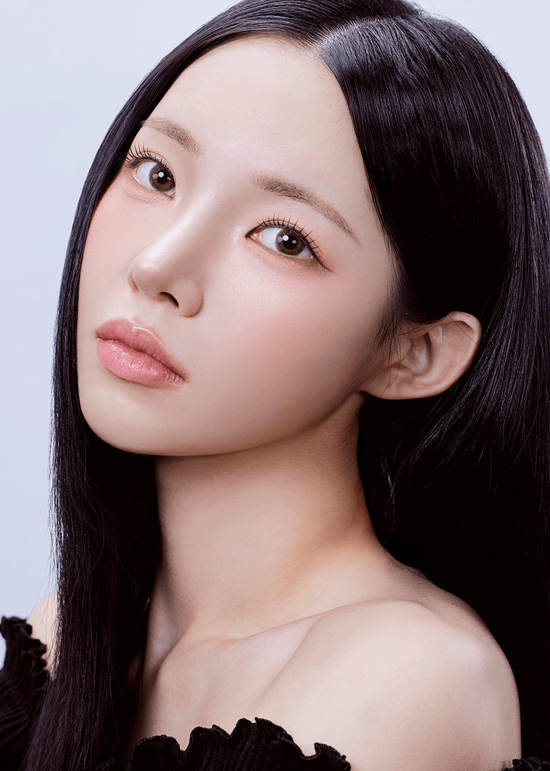Clalen O2O2 Misty Khaki Green Monthly 12.8mm — model portrait showing the contact lens look