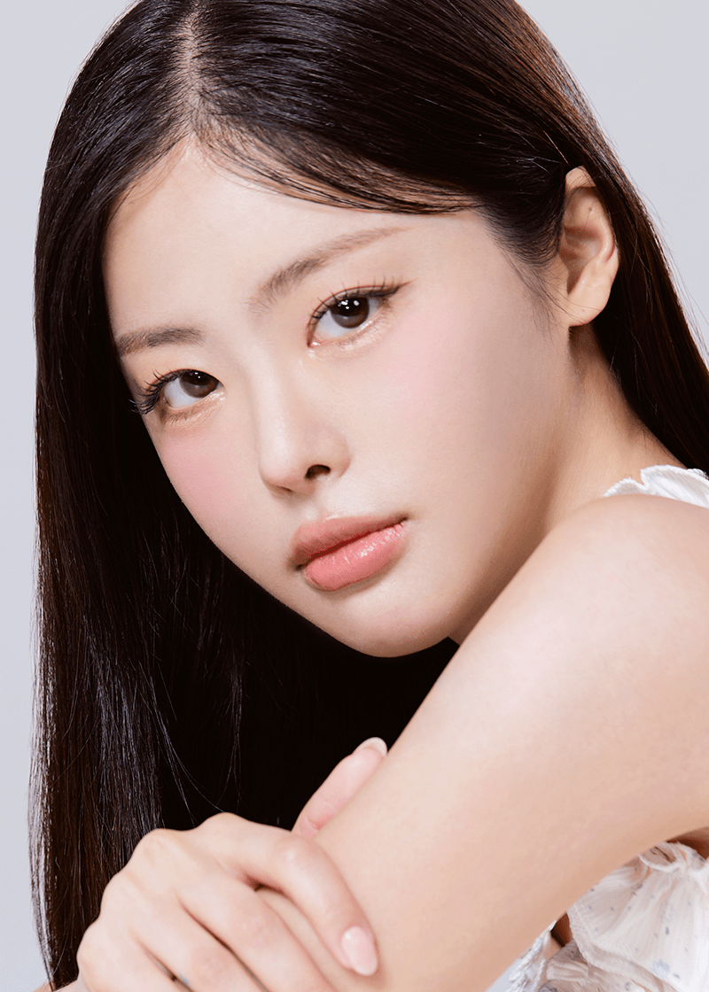 Clalen O2O2 Natural Chocolat Monthly 12.8mm — model portrait showing the contact lens look