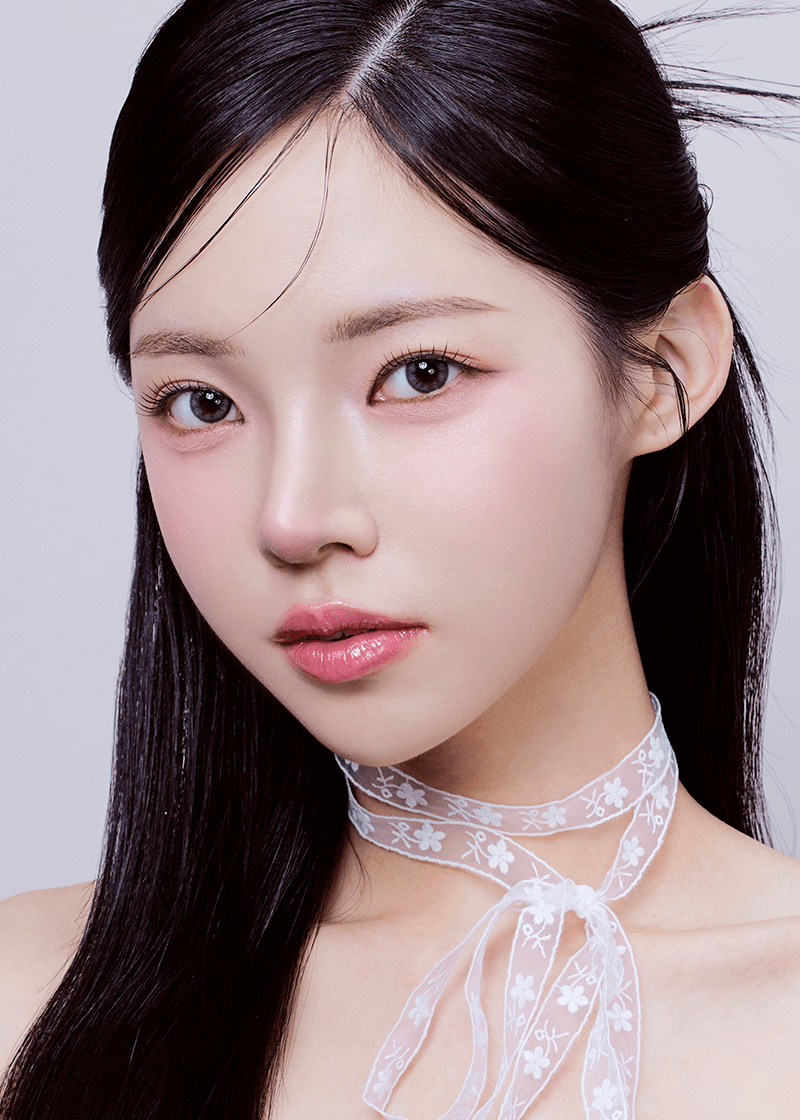 Clalen O2O2 Natural Gray Monthly 12.7mm — model portrait showing the contact lens look