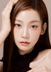 Clalen Suzy Brown Daily 12.9mm — model portrait showing the contact lens look