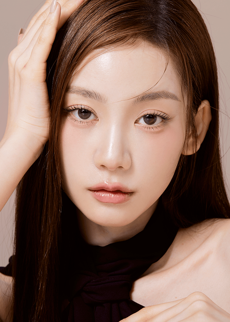Clalen Suzy Brown Daily 12.9mm — model portrait showing the contact lens look