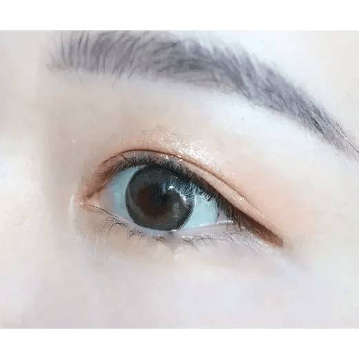 i-DOL Canna Roze Nude Brown — single-eye close-up showing the contact lens appearance