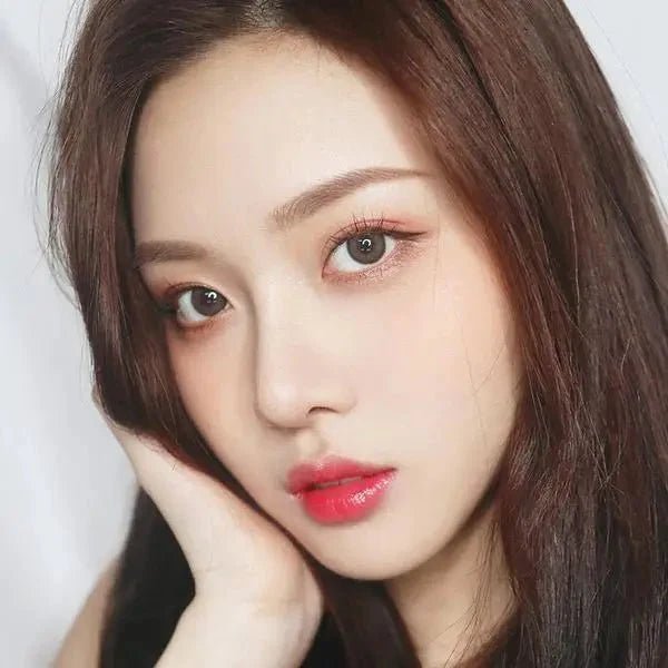 i-DOL Canna Roze Nude Brown — model portrait showing the contact lens look