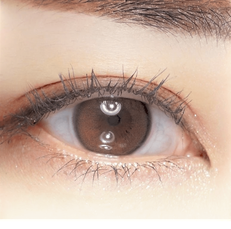 i-DOL Yurial Water Brown — single-eye close-up showing the contact lens appearance