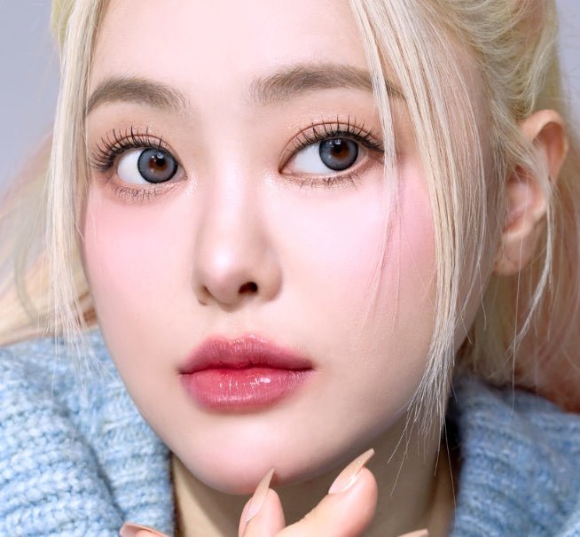 I-SHA Dekame Look At Me Gray colored contact lens, 13.6mm graphic diameter, Monthly wear