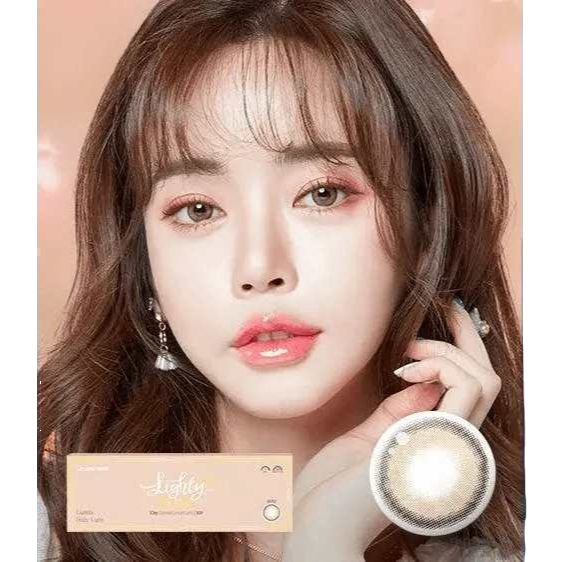KPOP2 LensTown Lighly 로즈 베이지 원데이 컬러 렌즈를 착용한 모델과 제품 패키지