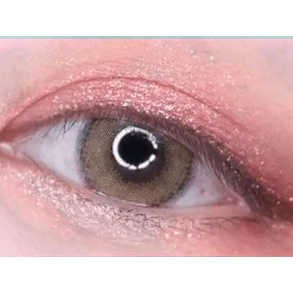 KPOP2 LensTown Lighly Rose Beige 일회용 컬러 콘택트렌즈 착용 모습으로 따뜻한 베이지 브라운 색상과 13.4mm 그래픽 직경이 돋보임