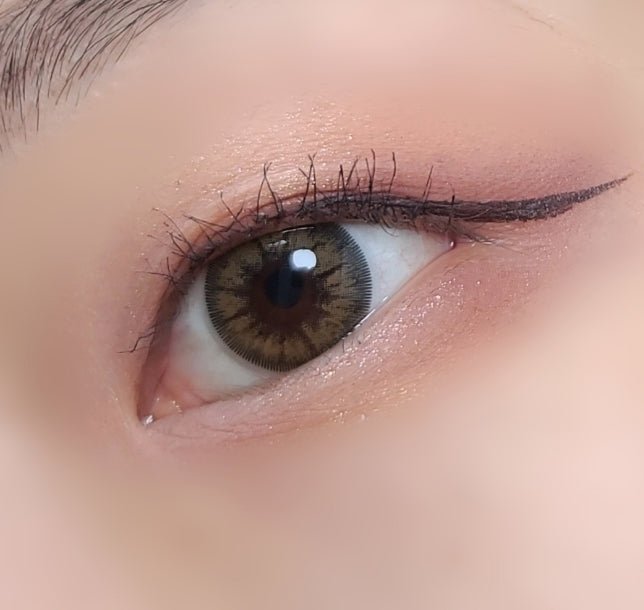 LensRang Intense Brown — single-eye close-up showing the contact lens appearance