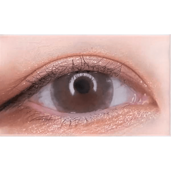 LensTown Minuet Choco — single-eye close-up showing the contact lens appearance