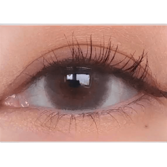 LensTown Minuet Choco — single-eye close-up showing the contact lens appearance