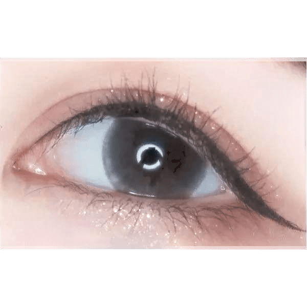 LensTown Minuet Choco — single-eye close-up showing the contact lens appearance