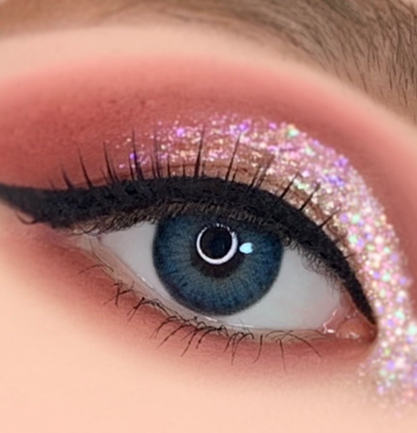 LensVery Blendy Blue — single-eye close-up showing the contact lens appearance