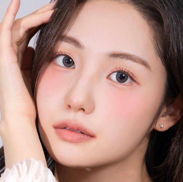 LensVery Powdery Gray colored contact lens, 13.4mm graphic diameter, Monthly wear