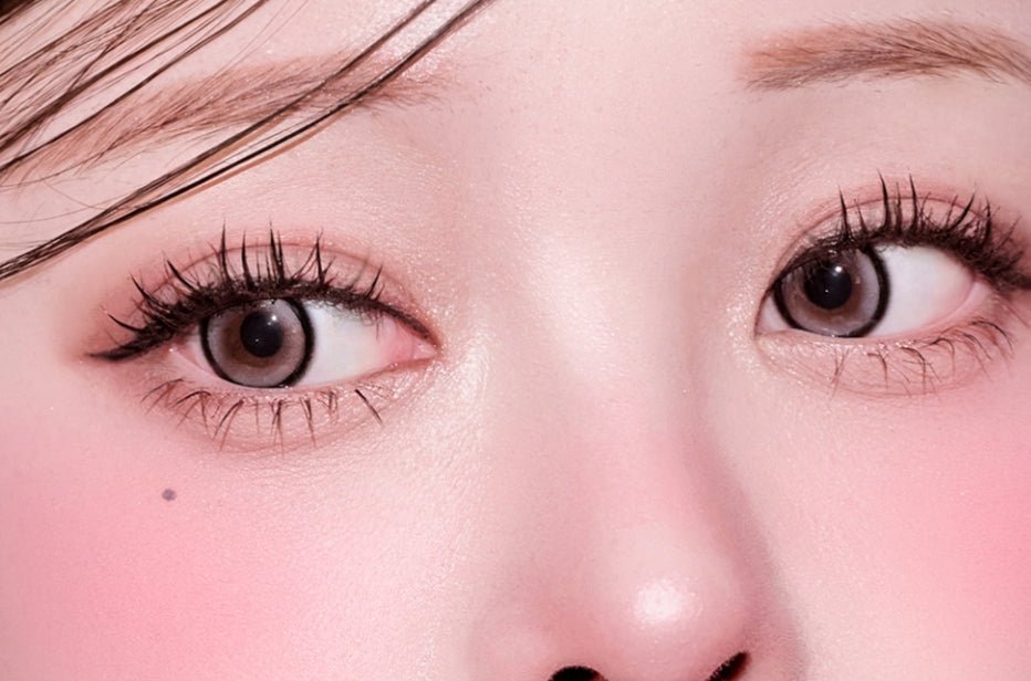 LensVery Silhouette3 Melting Gray colored contact lens, 13.5mm graphic diameter, Monthly wear