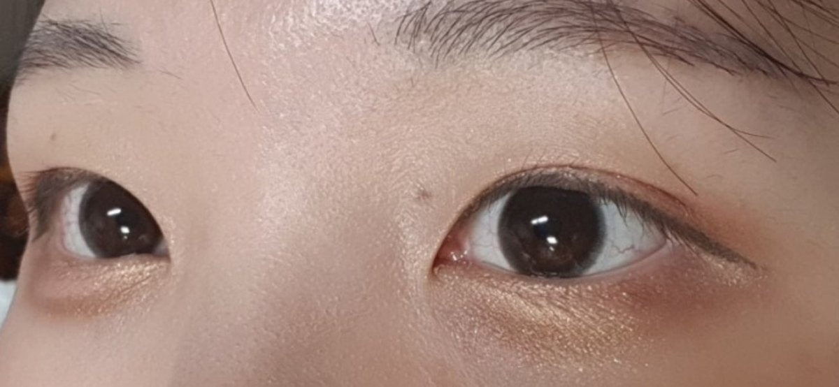 Olens Classi Water Black — both eyes wearing the contact lenses