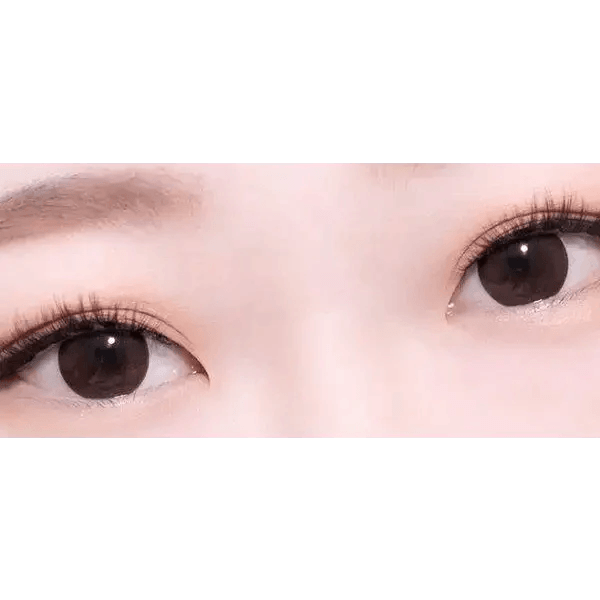 Olens Coming Choco — both eyes wearing the contact lenses