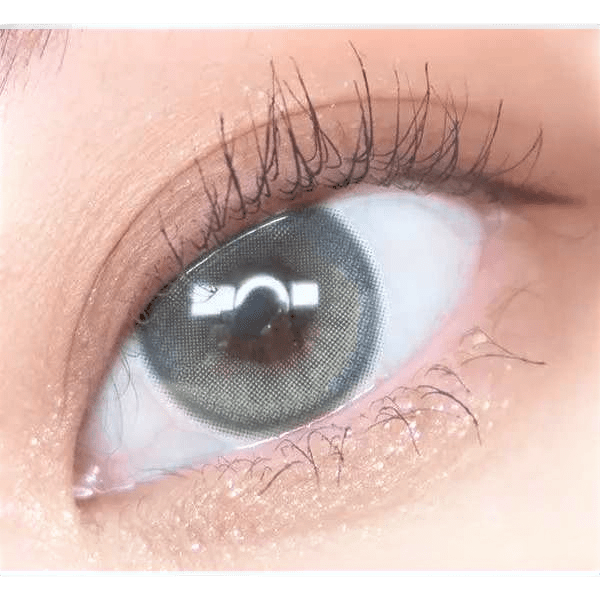 Olens Eyelighter Glowy Ash Gray — single-eye close-up showing the contact lens appearance