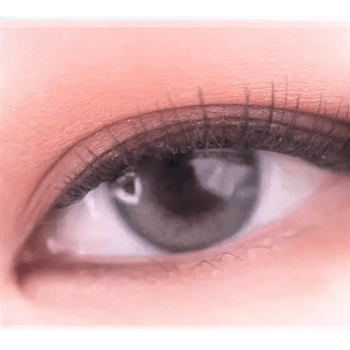 Olens Eyelighter Glowy Ash Gray — single-eye close-up showing the contact lens appearance