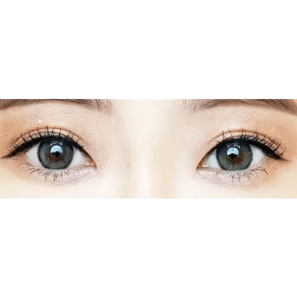 Olens Eyelighter Glowy Ash Gray — both eyes wearing the contact lenses