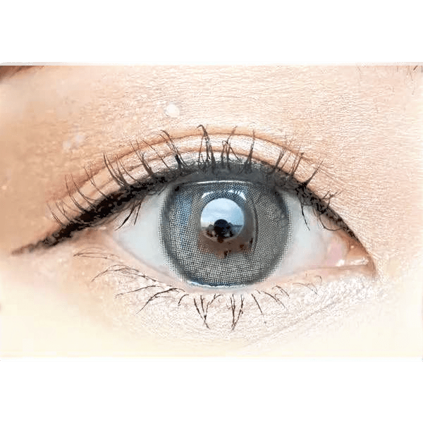 Olens Eyelighter Glowy Ash Gray — single-eye close-up showing the contact lens appearance