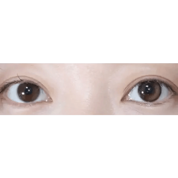 Olens Eyelighter Glowy Brown — both eyes wearing the contact lenses