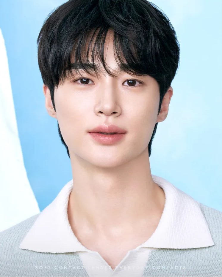 Model portrait for OLENS O2 Edition clear contact lenses