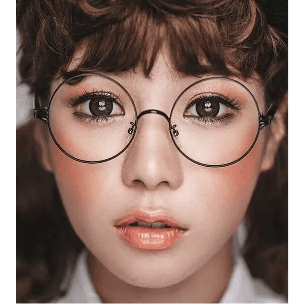 Olens Big Grang Grang Choco — model portrait showing the contact lens look
