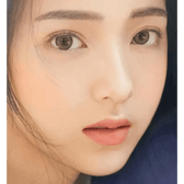 i-DOL Canna Roze Beige Brown 1Day (10p) — model portrait showing the contact lens look