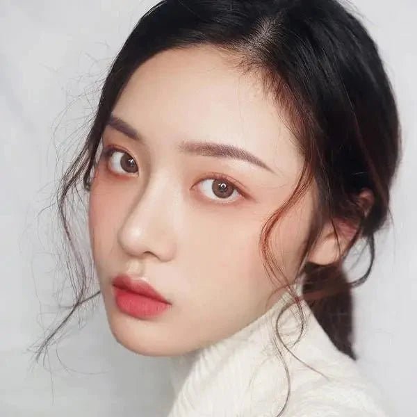 i-DOL Canna Roze Beige Brown — model portrait showing the contact lens look