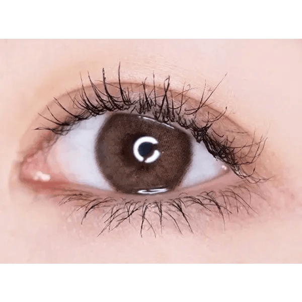 LensTown Choco Pong Edge Caramel Choco — single-eye close-up showing the contact lens appearance