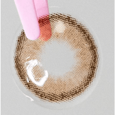 LensTown Choco Pong Edge Caramel Choco — contact lens held with tweezers