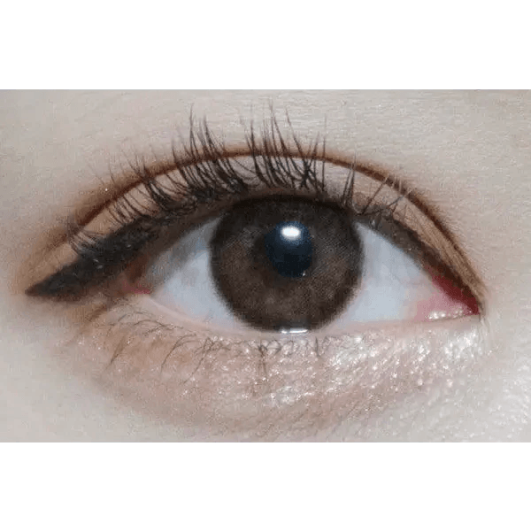 LensTown Choco Pong Edge Caramel Choco — single-eye close-up showing the contact lens appearance