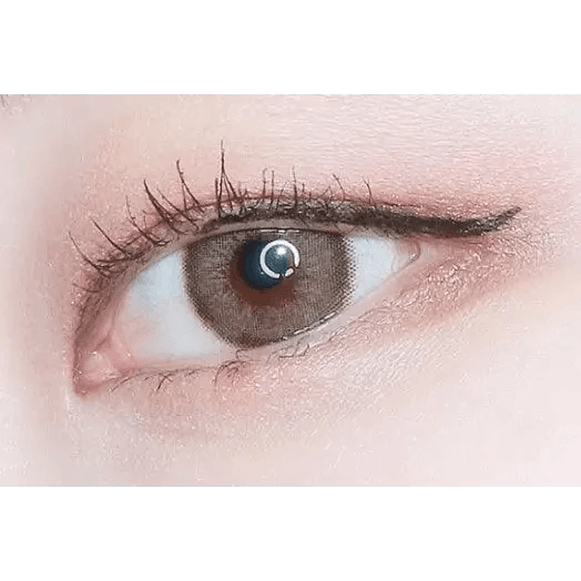 LensTown Choco Pong Edge Milk Choco — single-eye close-up showing the contact lens appearance